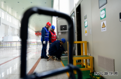 图片新闻：坚守“零违章” 检修保安全