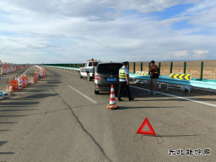 富蕴执法大队：车辆燃油耗尽被困高速，执法人员热心帮助解困