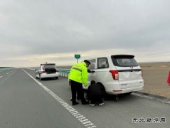 ：Ｖ捶ù蠖：援手相助被困车辆，迅速行动助其脱困