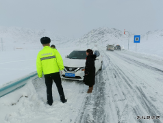 富蕴执法大队应对恶劣天气 救援被困车辆
