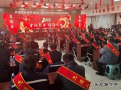 像石榴籽一样紧紧抱在一起