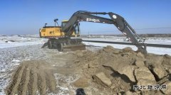 布尔津执法大队联合养护部门快速处置漫冰水突发事件