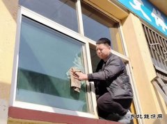 擦窗洗地活动室里真舒适