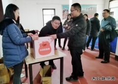 工会开展奖实干—见面有礼活动照片及配文