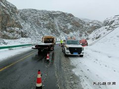 富蕴执法大队联合公安交警保障群众出行安全