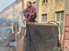 自研制巷道全断面洒水除尘车