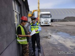 青河执法大队开展“路政宣传月”活动 深入厂矿企业普及法律法规