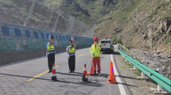 富蕴执法大队联合开展公路突发事件应急演练