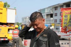 国网鹿邑县供电公司：清凉“不断供” 带电除隐患