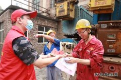 送西瓜、送防暑降温服，送清凉关爱到一线