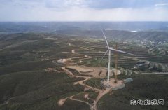 腾格里“沙戈荒”完美体育大基地首台风机完成吊装