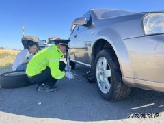 哈巴河执法大队：高速车辆爆胎 交通执法暖心救助