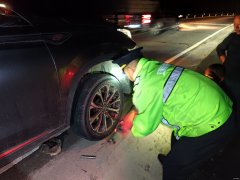 富蕴执法大队：夜巡遇游客爆胎，暖心救援解急难