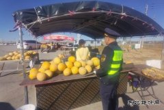 哈巴河执法大队：清理摆摊设点 护航公路安全