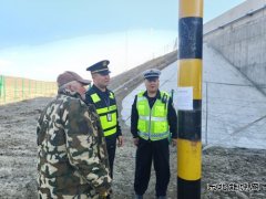 富蕴执法大队联合多部门拆除高速桥下违建羊圈