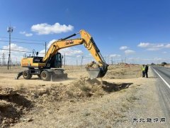 哈巴河执法大队：清理非法道口，保障公路安全畅通