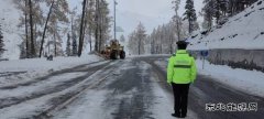 布尔津执法大队：风雪护航 S232线 联动除雪保通行