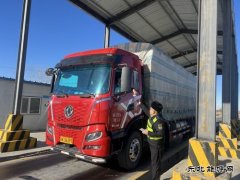 阿勒泰执法支队富蕴执法大队：联合夜查显威力 重拳治超保畅通