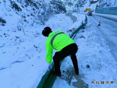 富蕴执法大队筑牢雪天出行安全屏障