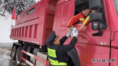 布尔津执法大队风雪中坚守 多措并举应对突发降雪 护航游客平安行