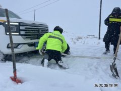 哈巴河执法大队：风雪保畅通，救援在路上